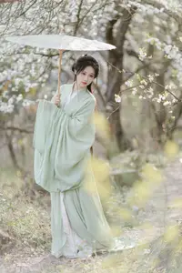 Pure Elegance of Qi Luo Sheng De Xiao Su Su Amidst Spring Blossoms - YiTuYu Vol.8817-2