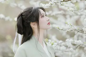 Pure Elegance of Qi Luo Sheng De Xiao Su Su Amidst Spring Blossoms - YiTuYu Vol.8817-3