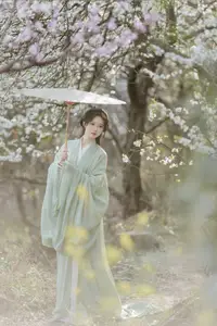 Pure Elegance of Qi Luo Sheng De Xiao Su Su Amidst Spring Blossoms - YiTuYu Vol.8817-4