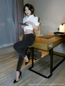 Modern Elegance with Zhi Zhi in XiuRen No.10785: A Chic Office Vibe-20