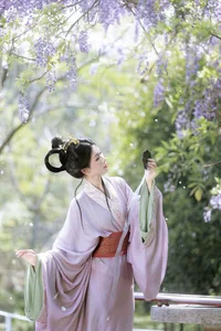 Ethereal Radiance: A Glimpse into Xiao Y’s World of Soft Light and Artistic Fashion-3