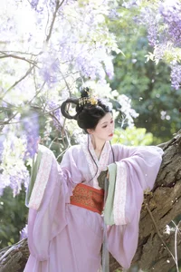 Ethereal Radiance: A Glimpse into Xiao Y’s World of Soft Light and Artistic Fashion-10