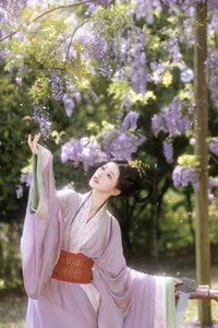 Ethereal Radiance: A Glimpse into Xiao Y’s World of Soft Light and Artistic Fashion-4