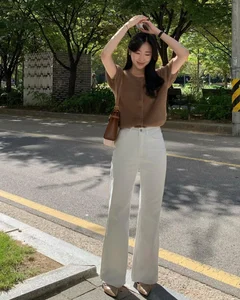 Effortless White Jeans Outfit Ideas: How to Style White Denim for a Youthful and Feminine Look in 2026-5