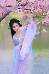 Hua Zhuang Shi Tian: Ethereal Beauty in Hanfu Amidst Cherry Blossoms, YiTuYu Vol.8837-7