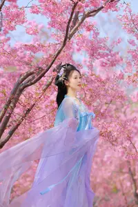 Hua Zhuang Shi Tian: Ethereal Beauty in Hanfu Amidst Cherry Blossoms, YiTuYu Vol.8837-18