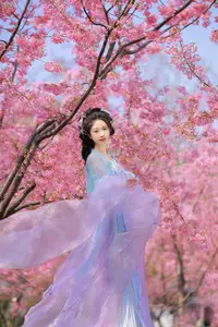Hua Zhuang Shi Tian: Ethereal Beauty in Hanfu Amidst Cherry Blossoms, YiTuYu Vol.8837-3