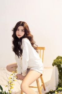 Hat De: Elegant Beauty & Charisma in Studio Portrait-2