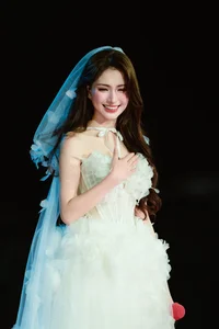 Miss International Thanh Thuy Stuns as an Ethereal Angel at Hoa Minzy’s Concert: Elegant White Outfit and Dreamy Stage Visuals-5