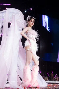 Miss International Thanh Thuy Stuns as an Ethereal Angel at Hoa Minzy’s Concert: Elegant White Outfit and Dreamy Stage Visuals-3