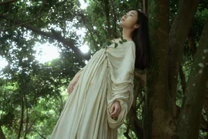 Artistic Woodland Photography: Ban Ge Yue Liang in YiTuYu Art Language Vol.9151 – Moody Forest Walk and Aesthetic Outdoor Portraits-6