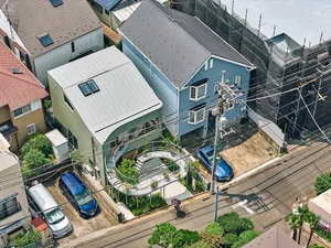 Modern Japanese Architecture: Kazari Garden House in Tokyo Featuring a Unique Curved Terrace and Light-Filled Minimalist Split-Level Interiors-2