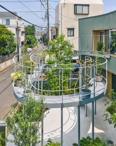 Modern Japanese Architecture: Kazari Garden House in Tokyo Featuring a Unique Curved Terrace and Light-Filled Minimalist Split-Level Interiors-1