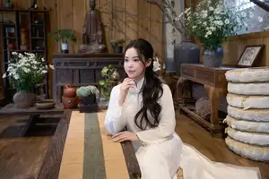 Elegant White Ao Dai: Pure Beauty of Vietnamese Woman with Pristine Orchids.-15