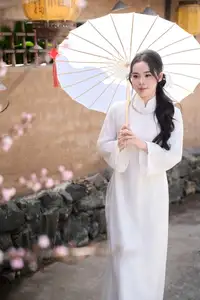 Elegant White Ao Dai: Pure Beauty of Vietnamese Woman with Pristine Orchids.-3