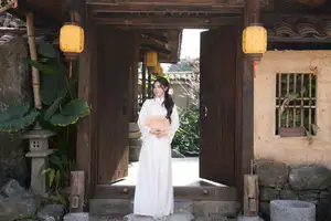 Elegant White Ao Dai: Pure Beauty of Vietnamese Woman with Pristine Orchids.-8
