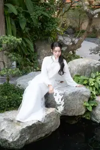Elegant White Ao Dai: Pure Beauty of Vietnamese Woman with Pristine Orchids.-6