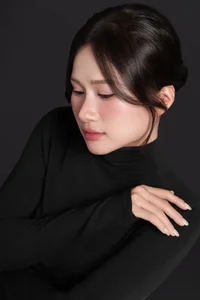 Captivating Minimalist Elegance in Timeless Black-4