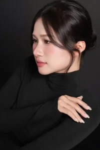 Captivating Minimalist Elegance in Timeless Black-1