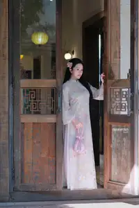 Graceful Ao Dai Beauty: Captivating Vietnamese Traditional Elegance-12