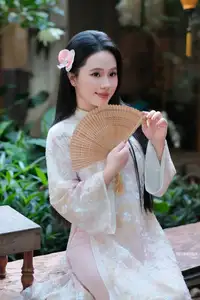 Graceful Ao Dai Beauty: Captivating Vietnamese Traditional Elegance-1