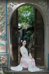 Graceful Ao Dai Beauty: Captivating Vietnamese Traditional Elegance-10