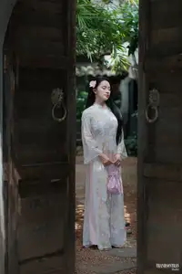 Graceful Ao Dai Beauty: Captivating Vietnamese Traditional Elegance-7