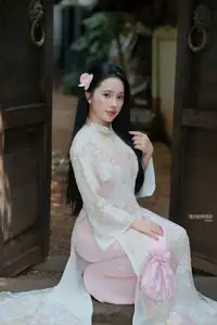 Graceful Ao Dai Beauty: Captivating Vietnamese Traditional Elegance-11