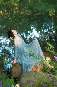 The Art of Soft Light: A Timeless Portrait Session Featuring Xiao Tian Tian-3