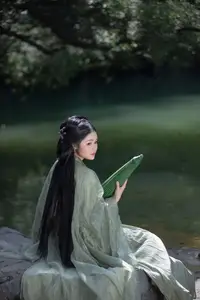 YiTuYu Vol.8832: Yi Ming's Poetic Grace by the Pond, Ancient Beauty in Nature-5