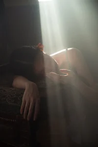 Cinematic Indoor Portrait Series: Cai Jing Fan in YiTuYu Art Language Vol.9102 – Atmospheric Photography Inspiration for Interior Style and Artistic Moods-4