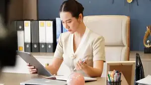 Huyen Lizzie Wows with Stunning Office Style: The Secret to Elegant Dressing Every Woman Should Learn!-10