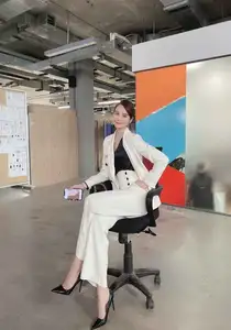 Huyen Lizzie Wows with Stunning Office Style: The Secret to Elegant Dressing Every Woman Should Learn!-0