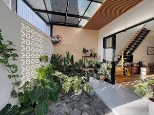 Sustainable Modern Townhouse: Transforming Urban Living with Biophilic Design and Lush Indoor Greenery-7