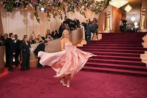 The Ethereal Beauty of Jennifer Lawrence on the Golden Globes Red Carpet-5