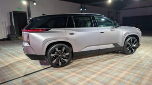 2027 Toyota Highlander EV: A First Look at the All-Electric Family SUV Revolution with Modern Design and 300-Mile Range-17