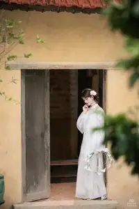 Elegant Asian Beauty: A Gentle Girl Adorned with a Pure White Orchid-2