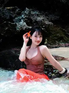 View Van Tiny: Ex-Hot Girl Shines as a Radiant Mermaid on Bali Beach-4