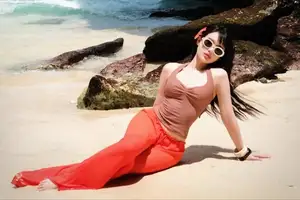 View Van Tiny: Ex-Hot Girl Shines as a Radiant Mermaid on Bali Beach-10