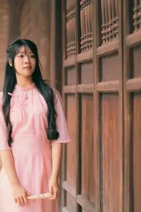 Embracing Vietnamese Grace: Pink Ao Dai Beauty at an Ancient Temple-7