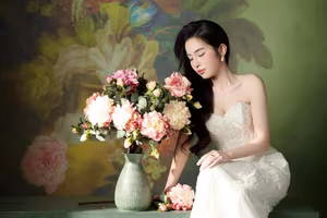 VGU No.98: Elegant Beauty in White Dress with Fresh Flowers – A Timeless Allure.-3