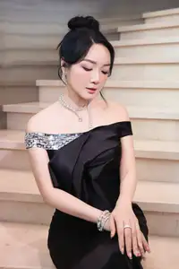 Giang My: Ageless U55 Beauty Shines Bright Celebrating Christmas Amidst Snowy Scenery-10