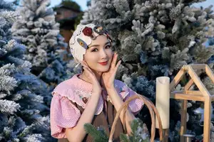 Giang My: Ageless U55 Beauty Shines Bright Celebrating Christmas Amidst Snowy Scenery-7