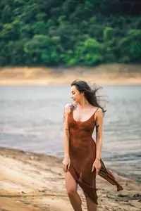 YiTuYu Vol.8807 Kai Li: Graceful Elegance Amidst Rippling Waters-1