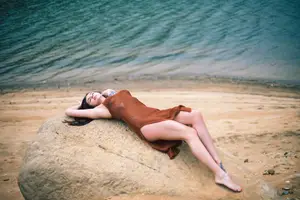 YiTuYu Vol.8807 Kai Li: Graceful Elegance Amidst Rippling Waters-11