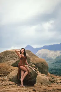 YiTuYu Vol.8807 Kai Li: Graceful Elegance Amidst Rippling Waters-6