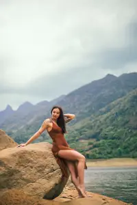 YiTuYu Vol.8807 Kai Li: Graceful Elegance Amidst Rippling Waters-10