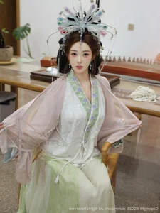 Elegant Classical Asian Fashion Photography Featuring Li Shuang'er in XiuRen No.10736 – A Blend of Traditional Grace and Modern Sophistication.-11