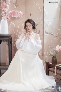 Pure Elegance: The Ethereal Beauty of Silk and Tradition-7