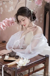 Pure Elegance: The Ethereal Beauty of Silk and Tradition-5